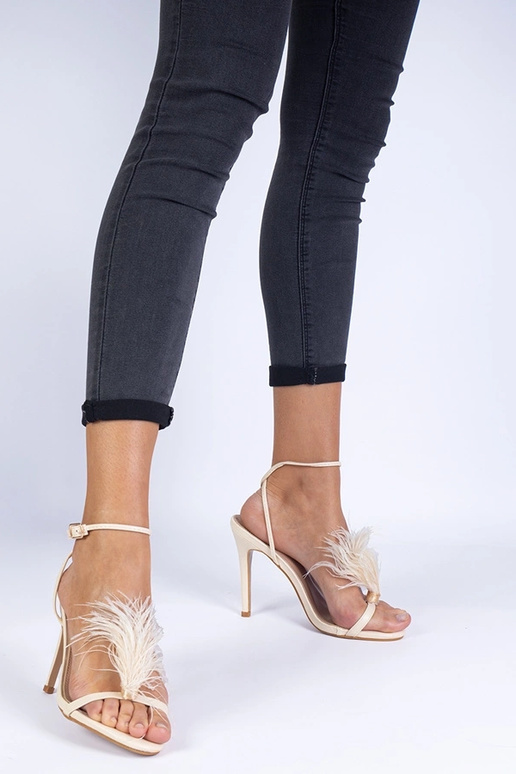 Sandali beige con tacco alto e piume...