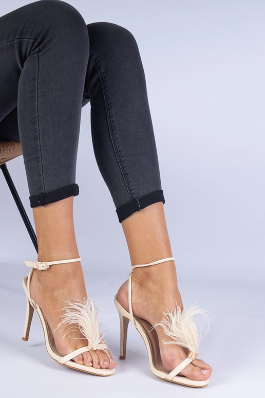 Sandali beige con tacco alto e piume...