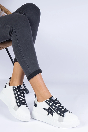 Sneakers bianche decorate con una stella glitterata di Morans