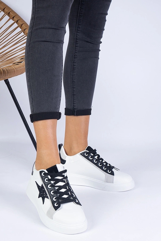 Sneakers bianche decorate con una...