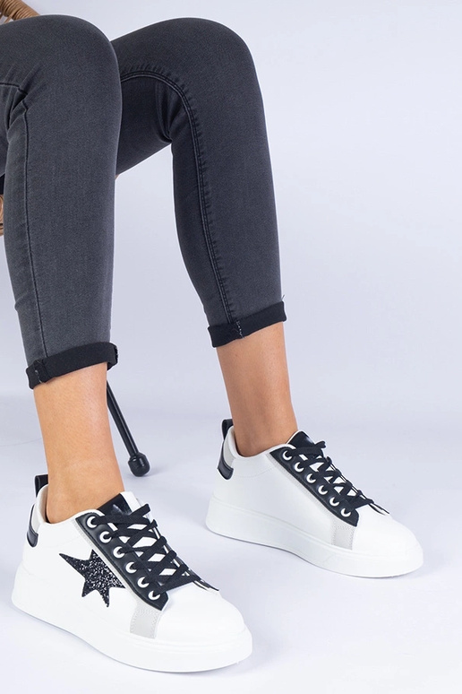 Sneakers bianche decorate con una...