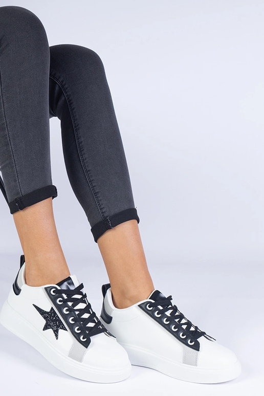 Sneakers bianche decorate con una...