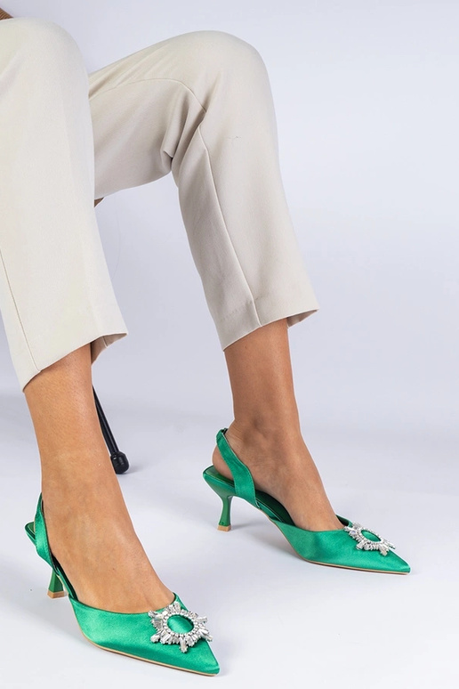 Décolleté in raso verde con tacco...