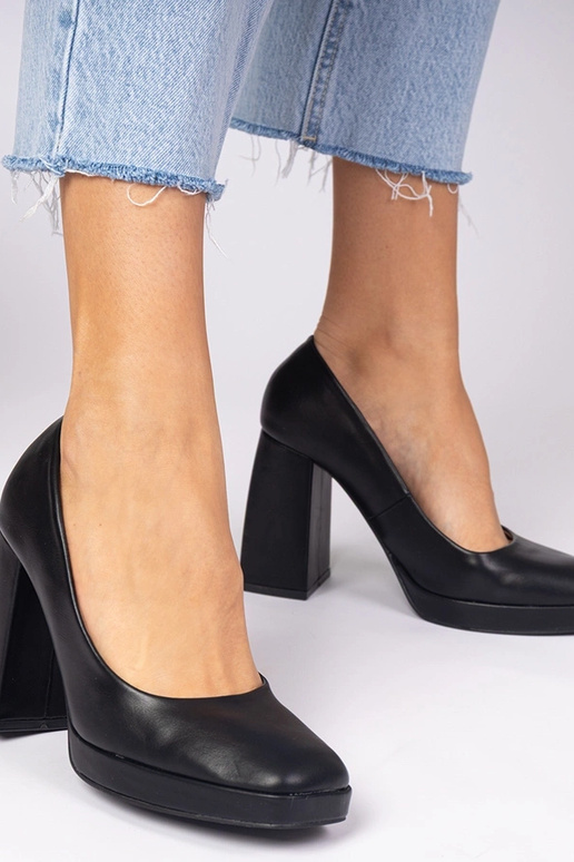 Décolleté nere con tacco massiccio e...