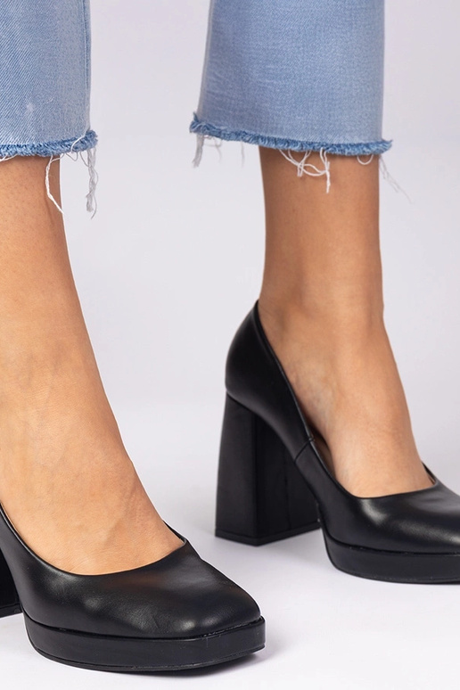 Décolleté nere con tacco massiccio e...