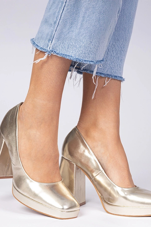 Décolleté dorate con tacco massiccio...