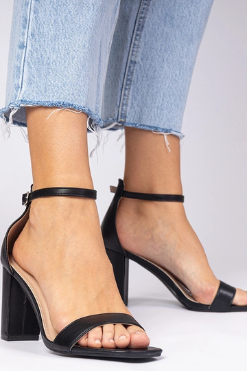 Sandali neri con tacco alto... 2