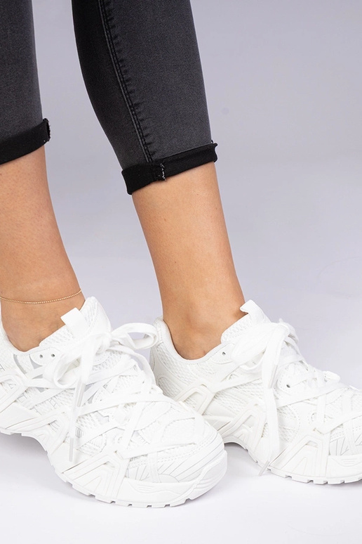 Sneakers bianche con suola massiccia...