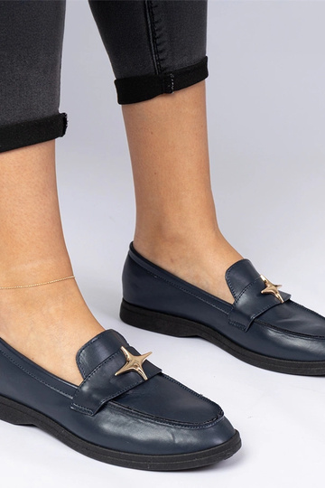 Mokasyny da donna blu scuro con decorazione dorata Senna