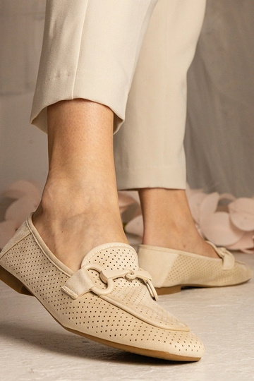 Mocassini da donna beige traforati con decorazione Mensory
