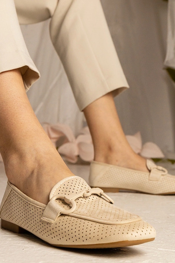 Mocassini da donna beige traforati con decorazione Mensory 2
