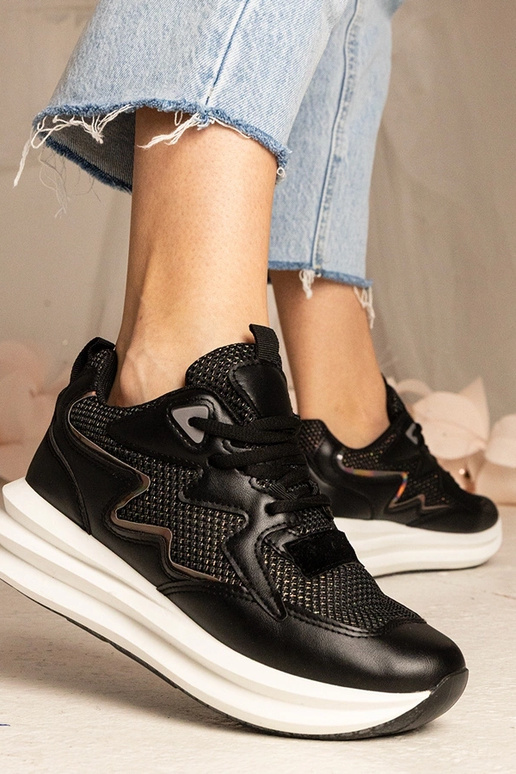 Sneakers nere con elemento olografico...