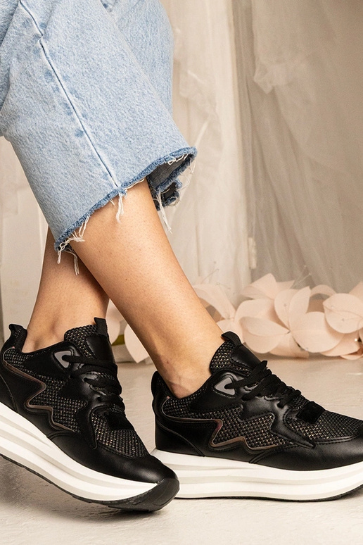 Sneakers nere con elemento olografico...