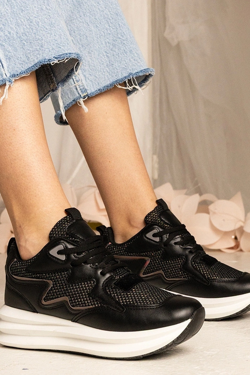 Sneakers nere con elemento olografico...