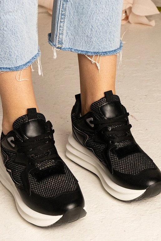 Sneakers nere con elemento olografico...