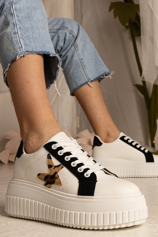 Sneakers bianchi e neri decorate con...