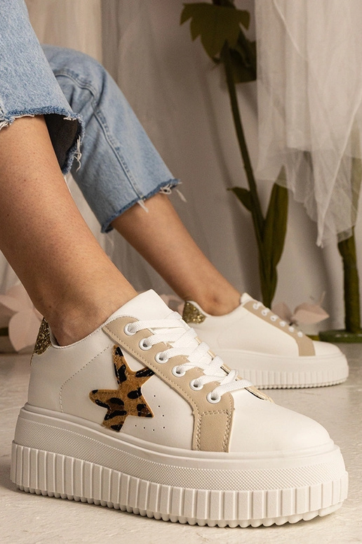 Sneakers bianchi e beige decorate con...