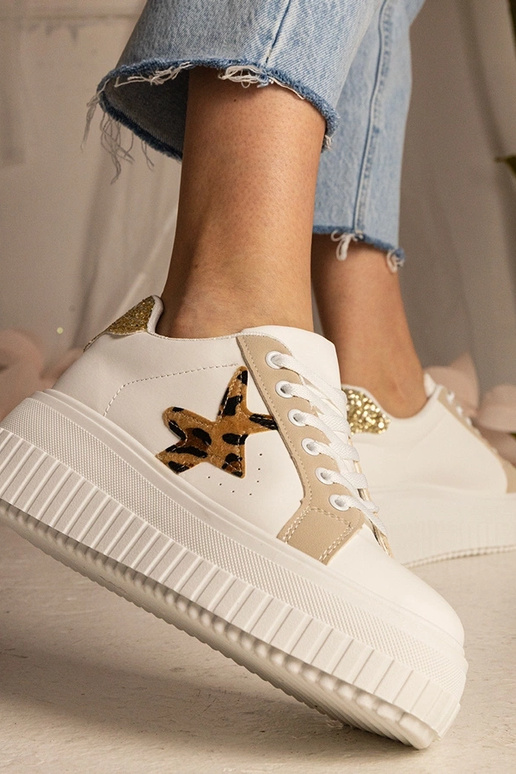 Sneakers bianchi e beige decorate con...