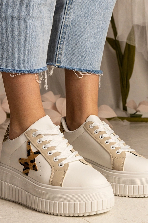 Sneakers bianchi e beige decorate con...