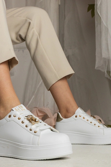 Sneakers bianche e dorate...