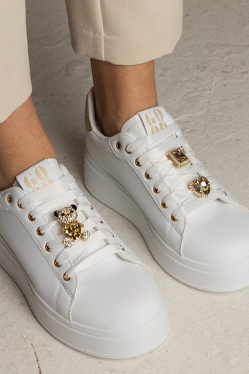 Sneakers bianche e dorate... 2