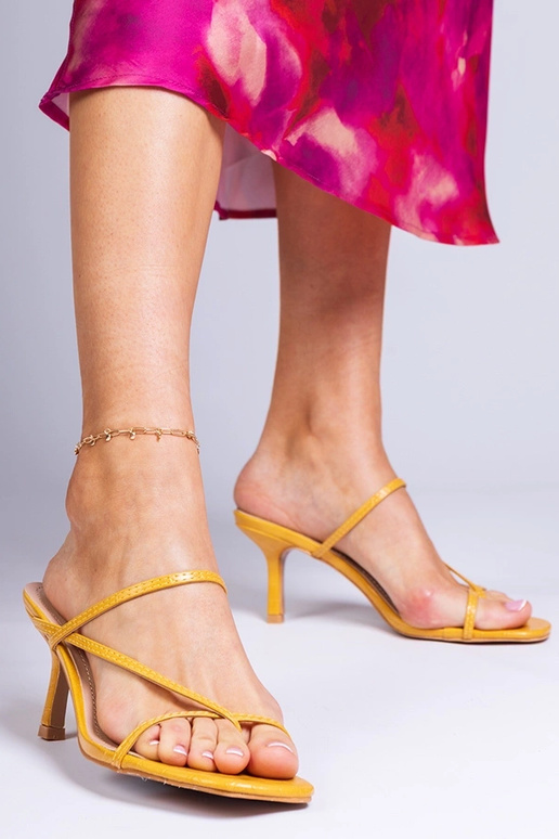 Infradito gialle eleganti su tacco...