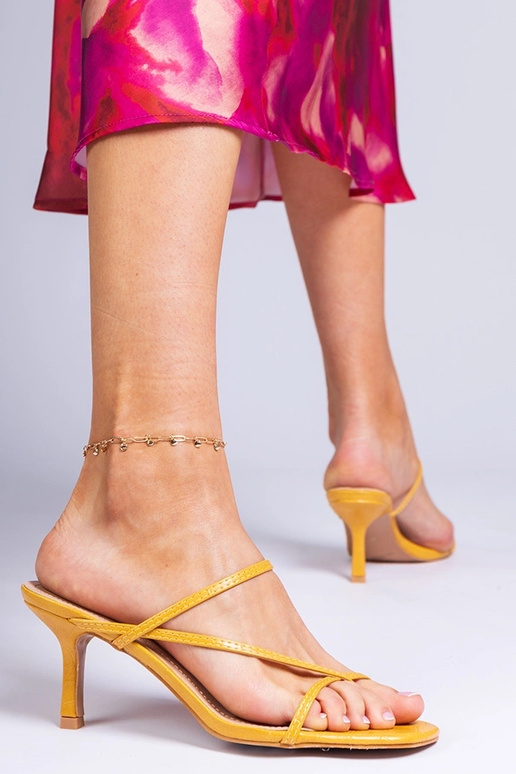 Infradito gialle eleganti su tacco...