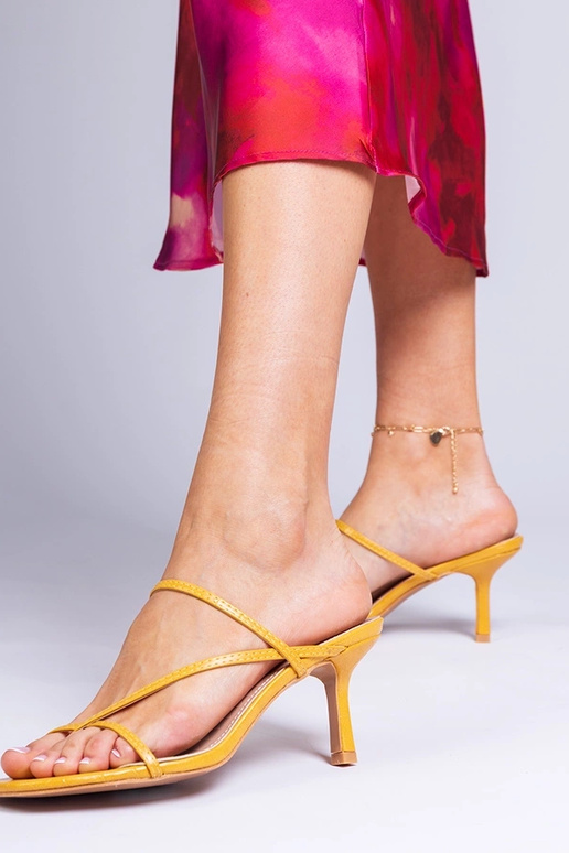 Infradito gialle eleganti su tacco...