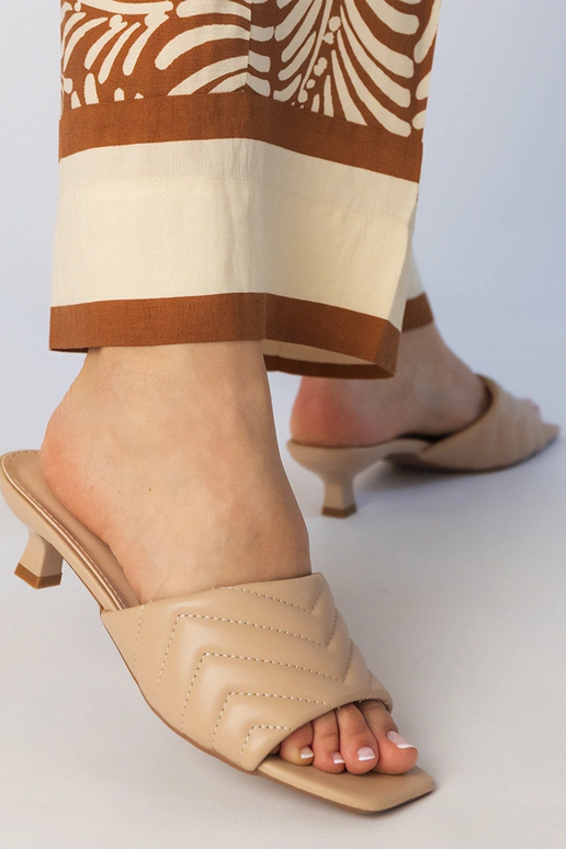 Ciabatte color sabbia con tacco...