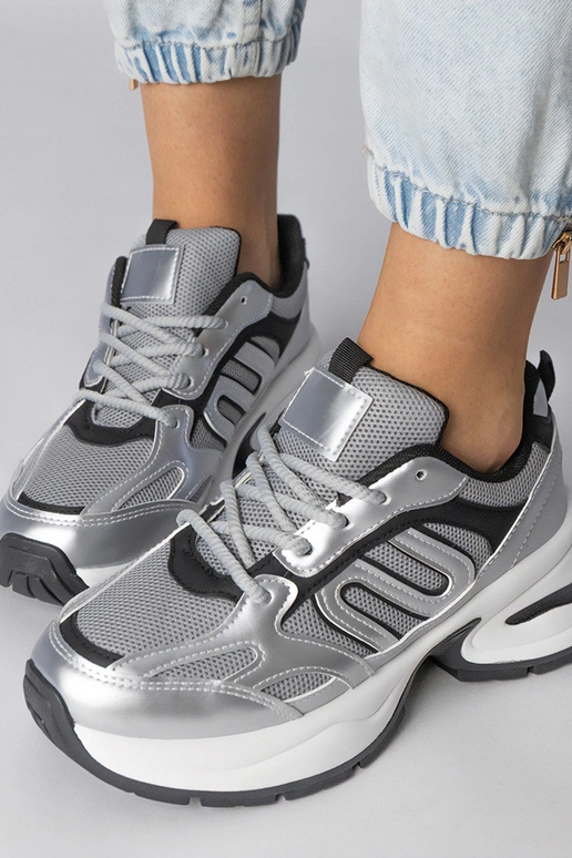 Sneakers argento con suola massiccia,...