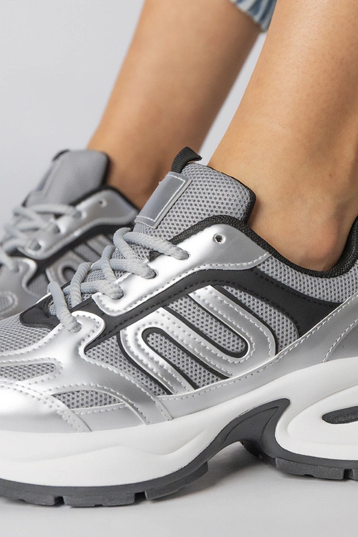 Sneakers argento con suola massiccia,...