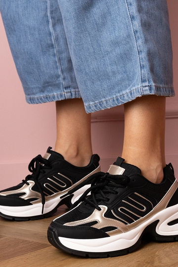 Scarpe sportive nere...