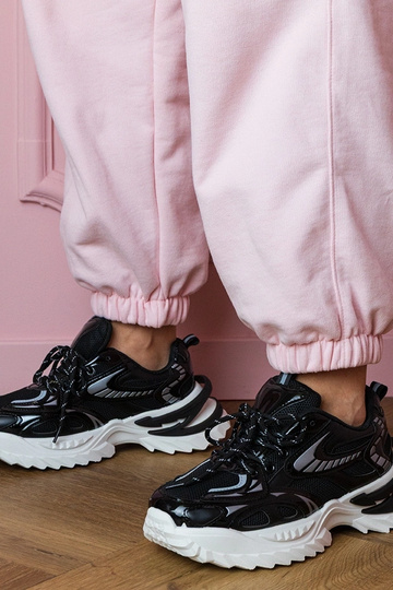 Scarpe sportive nere femminili su piattaforma elegante Carina