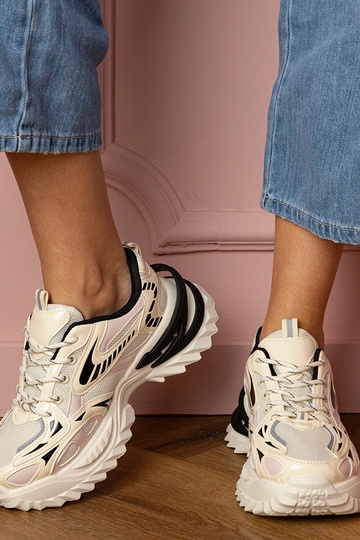 Scarpe sportive beige femminili su piattaforma elegante Carina