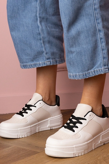 Scarpe sportive beige femminili su piattaforma Luneta