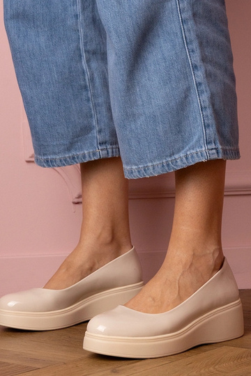 Mezzi stivali beige verniciati da donna su piattaforma Nikara