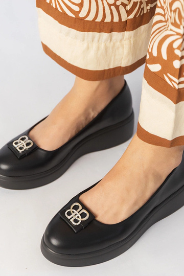 Scarpe nere con plateau decorate con pietre di zirconio, "Patos"