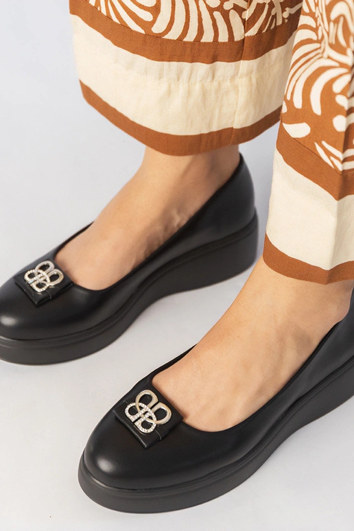 Scarpe nere con plateau decorate con...
