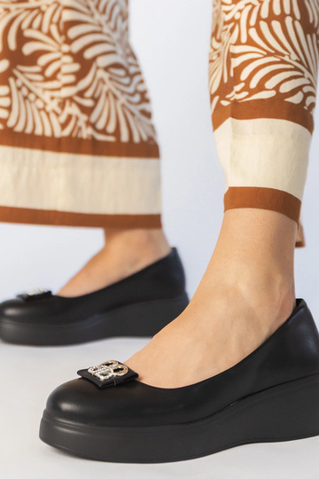 Scarpe nere con plateau decorate con pietre di zirconio, "Patos" 2