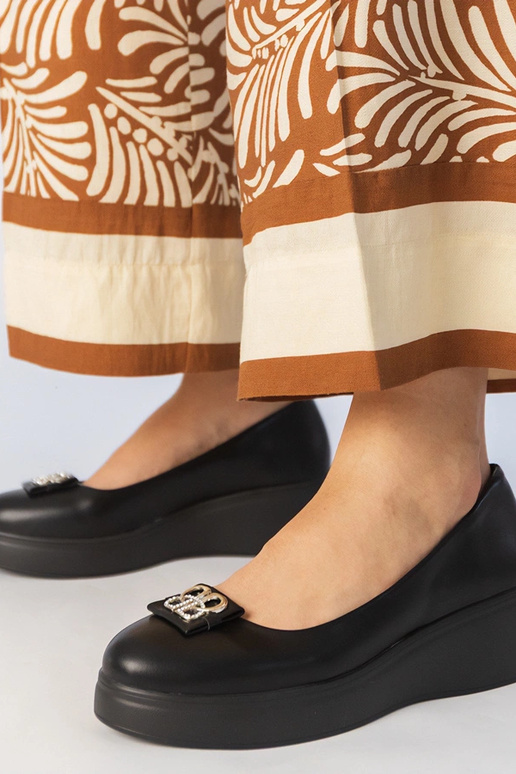 Scarpe nere con plateau decorate con...