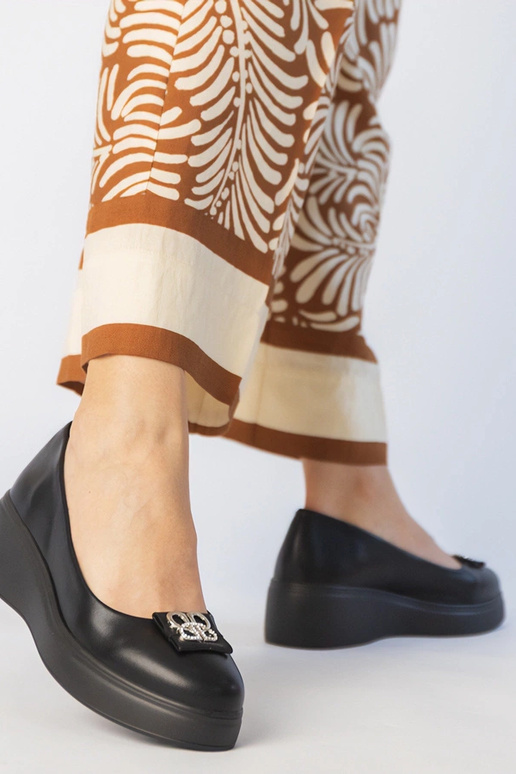 Scarpe nere con plateau decorate con...