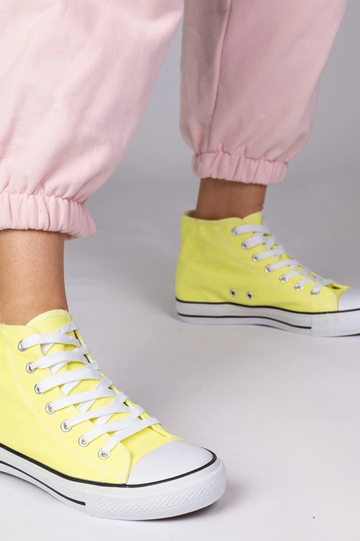 Scarpe classiche gialle sopra la...