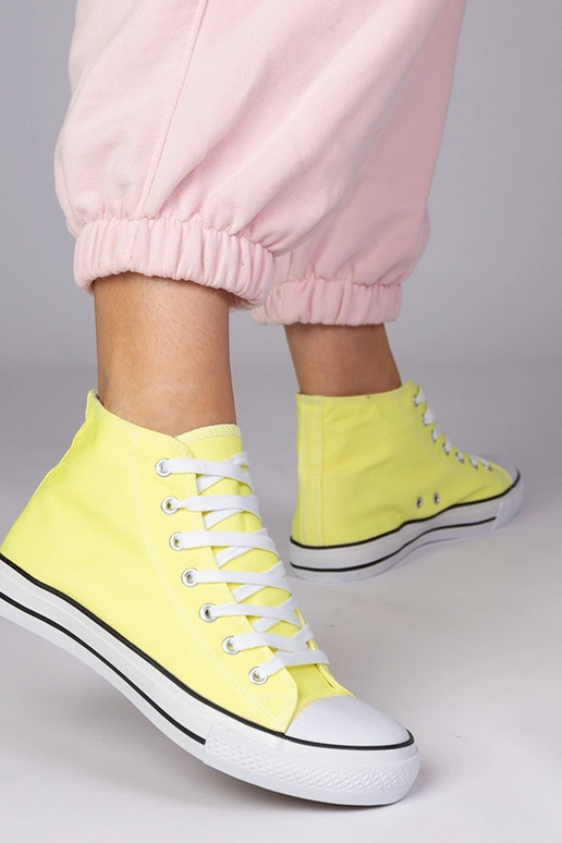 Scarpe classiche gialle sopra la...