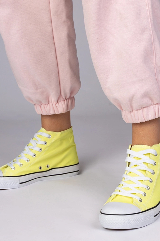 Scarpe classiche gialle sopra la...