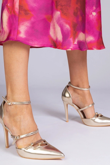 Scarpe con tacco dorate... 2