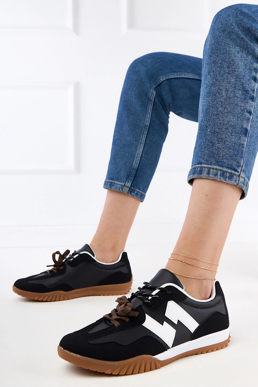 Scarpe sportive nere con lacci...