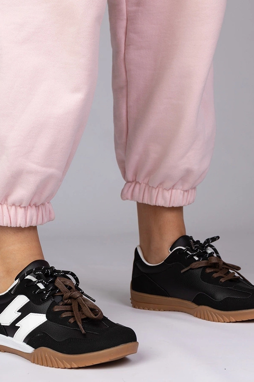 Scarpe sportive nere con lacci...