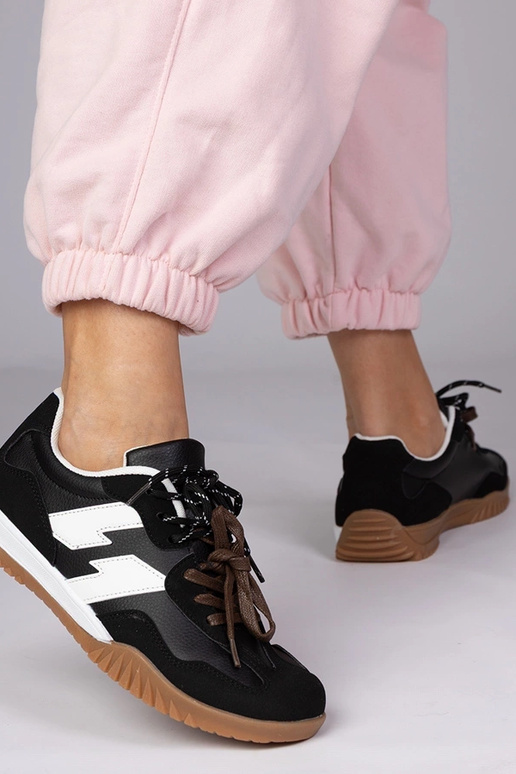 Scarpe sportive nere con lacci...