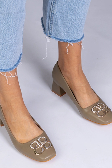 Décolleté verdi con tacco...