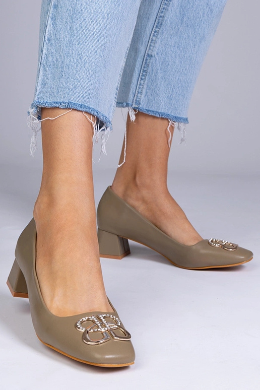 Décolleté verdi con tacco basso e...